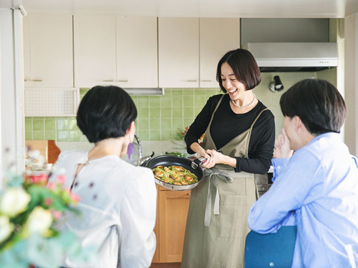 「上手に仕上がった料理を熱々のままテーブルに運んで、カチャッと音を立てながらフライパンがお皿に変わる瞬間が、幸せを実感できるひととき。のイメージ