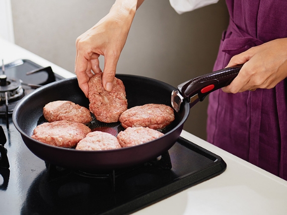 ハンバーグを焼く写真