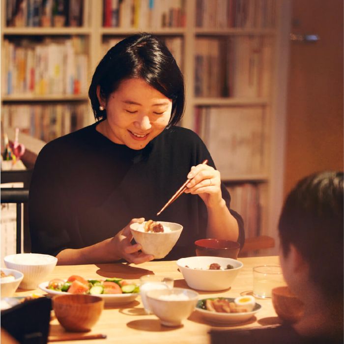 齋藤さんが作った料理を食べている写真