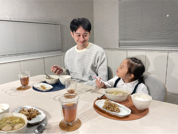 なおとさんとひろちゃんが出来上がった料理を食べている写真